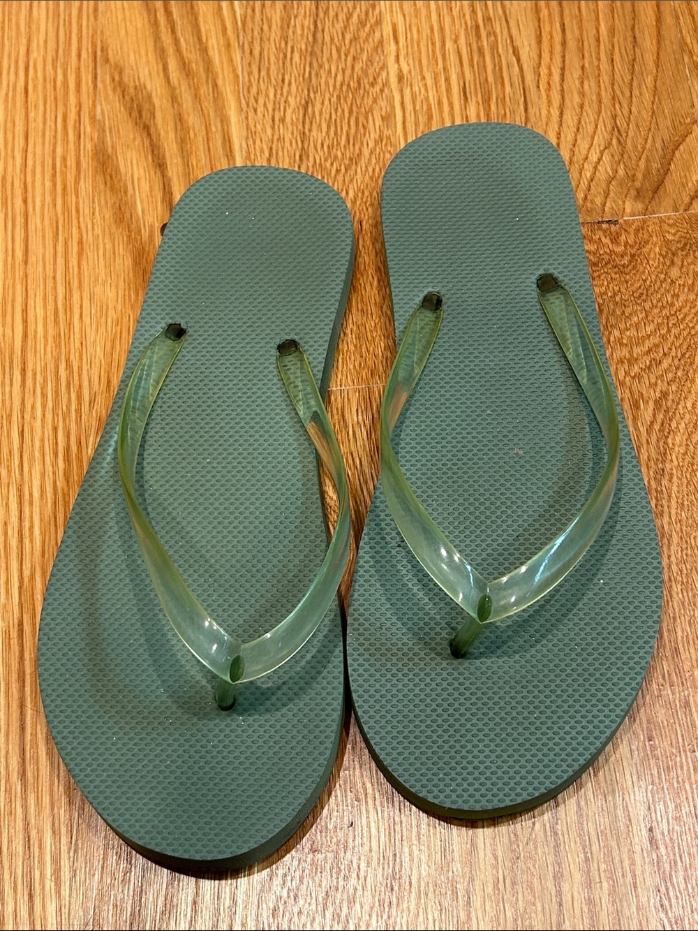 Women’s 6 Olive Green jelly thong Flip Flops Lightweight pool shower Sandals